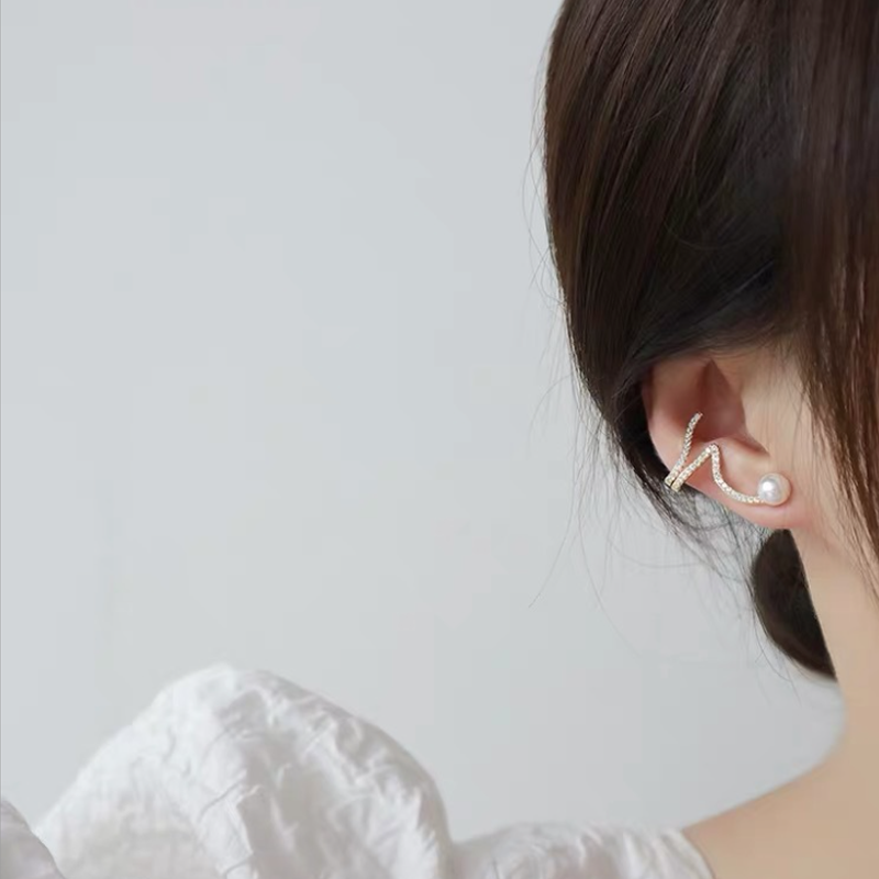 Geometric pearl earrings